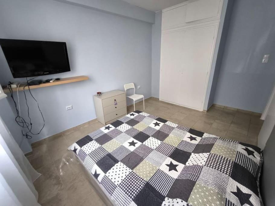 Bed, TV and multimedia, Photo of the whole room, Bedroom