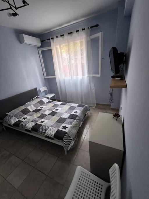 Bed, TV and multimedia, Photo of the whole room, Bedroom