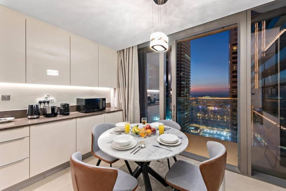 Luxury 2BR with Marina Views Near Dining Shopping Attractions & Beaches Apartment in Dubai