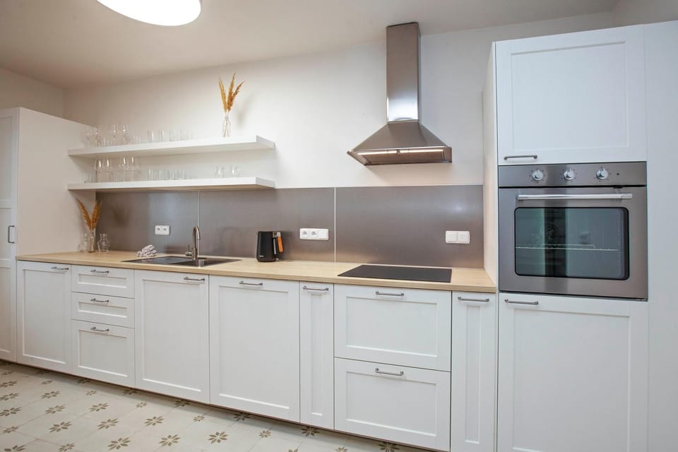 Kitchen or kitchenette, dishwasher, stove
