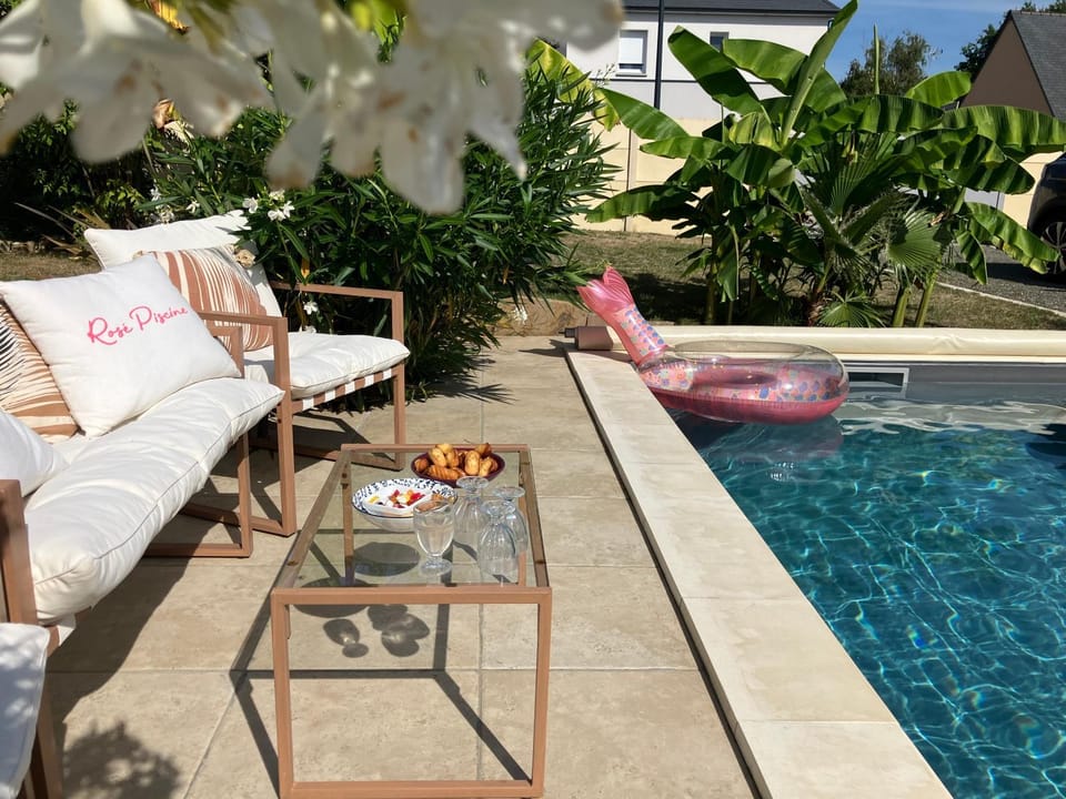 Pool view, Swimming pool, Breakfast