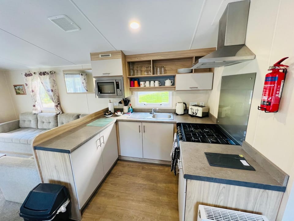 Coffee/tea facilities, microwave, stove, kitchen