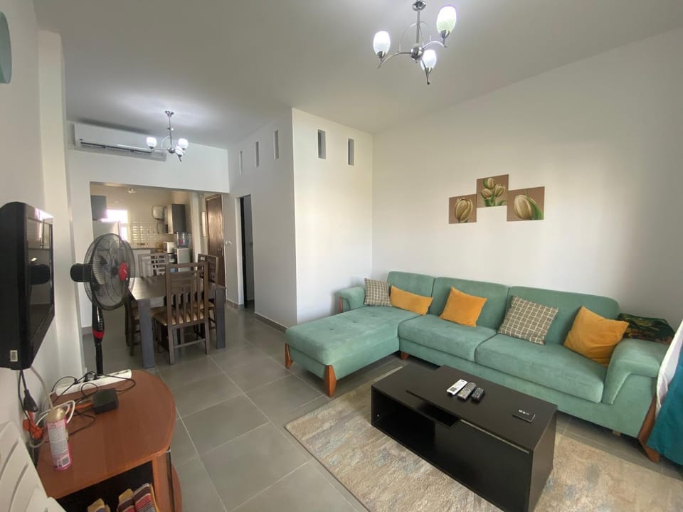 Communal lounge/ TV room, TV and multimedia, Living room, Seating area, Dining area, Evening entertainment, air conditioner