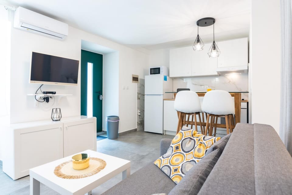 TV and multimedia, Living room, Seating area, Dining area, oven, air conditioner