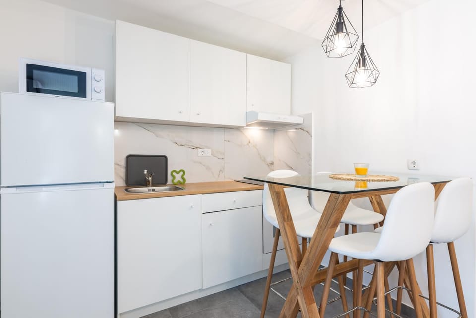 Coffee/tea facilities, Kitchen or kitchenette, Dining area, microwave, oven, pet friendly, stove, toaster