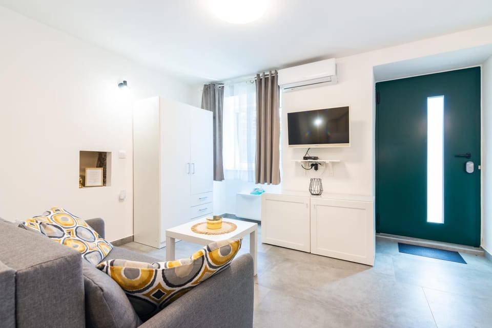 TV and multimedia, Living room, Seating area, air conditioner