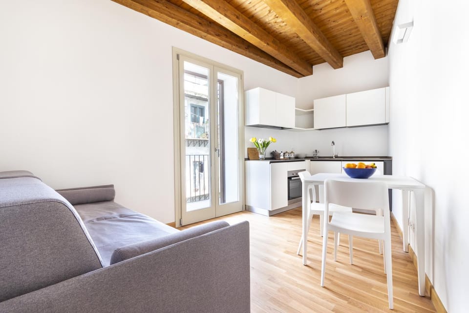 Kitchen or kitchenette, Seating area, Dining area, stove