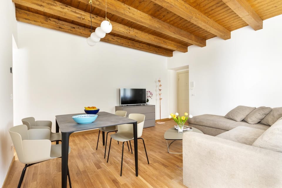 Communal lounge/ TV room, TV and multimedia, Living room, Seating area, Dining area