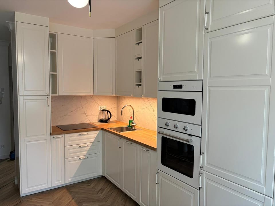 Kitchen or kitchenette, oven