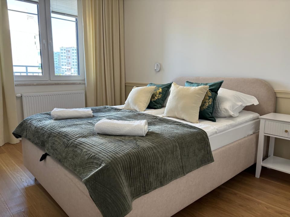Bed, Bedroom, towels