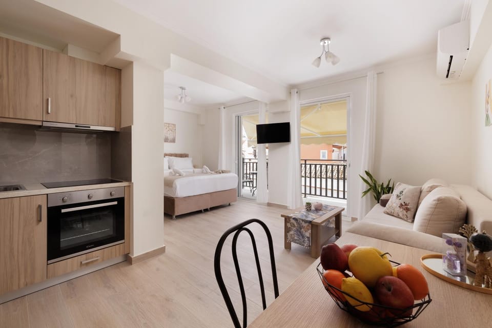 Bed, TV and multimedia, Kitchen or kitchenette, Photo of the whole room, Seating area, Dining area, oven