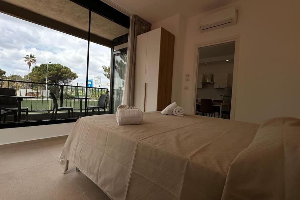 Bed, View (from property/room), Balcony/Terrace, Photo of the whole room, Bedroom, towels, air conditioner