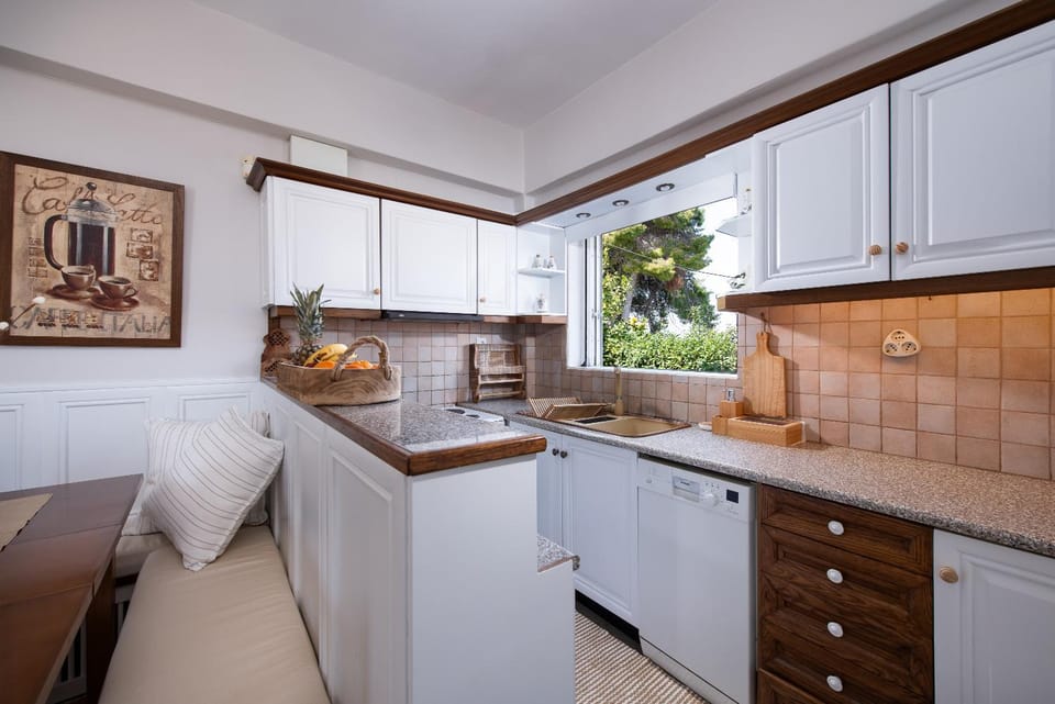 Kitchen or kitchenette, dishwasher, oven