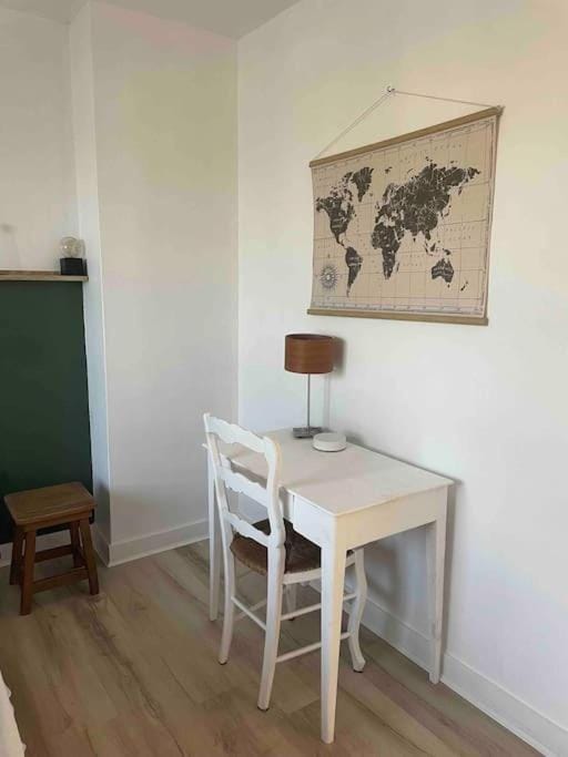 Seating area, internet