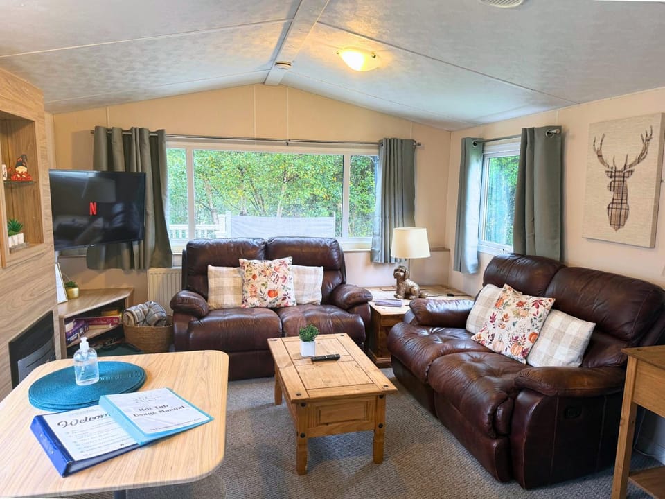 Communal lounge/ TV room, TV and multimedia, Living room, Seating area, Evening entertainment