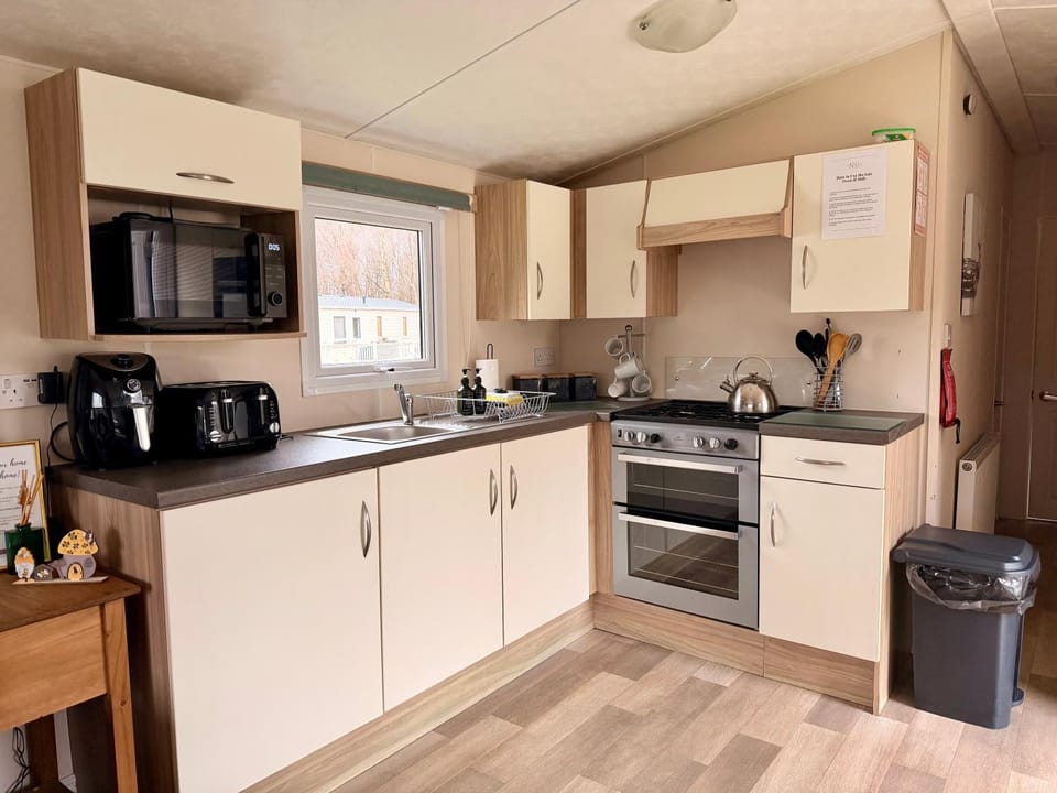 Coffee/tea facilities, Kitchen or kitchenette, oven, pet friendly, stove, toaster