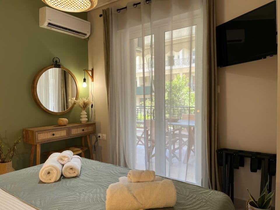 Bed, TV and multimedia, Photo of the whole room, Bedroom, towels, air conditioner