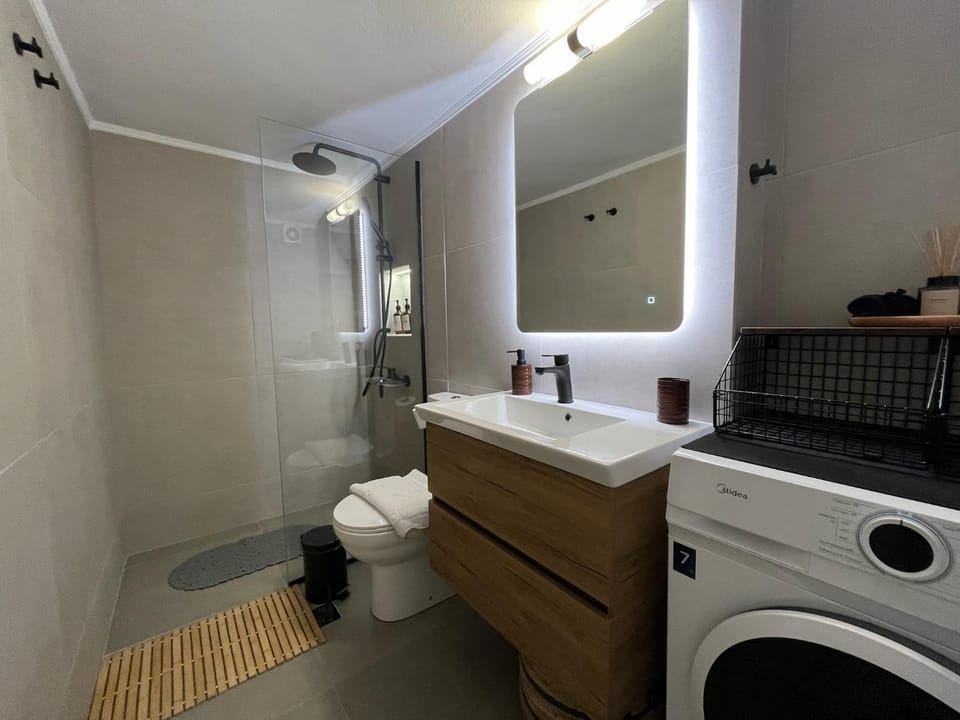 Shower, Toilet, Bathroom, washing machine