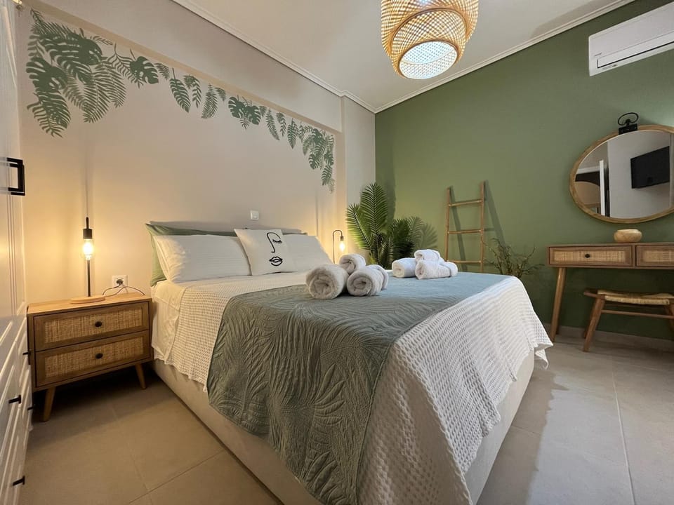 Bed, TV and multimedia, Photo of the whole room, Bedroom, towels, air conditioner