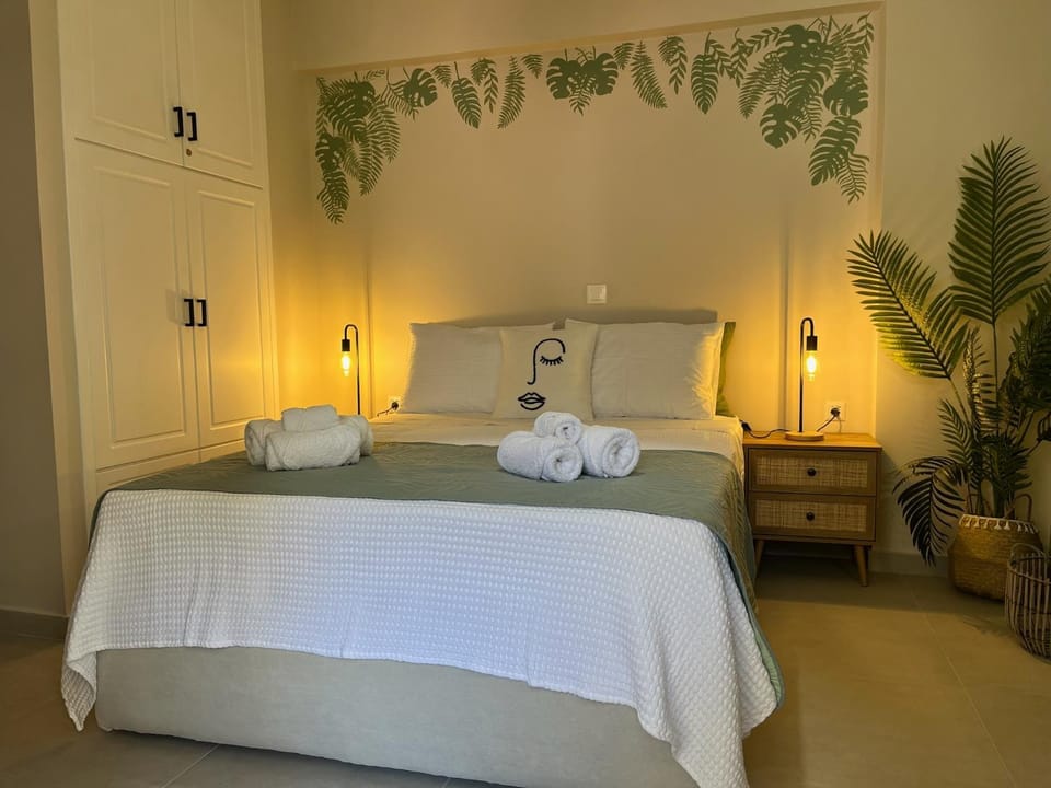 Bed, Photo of the whole room, Bedroom, towels