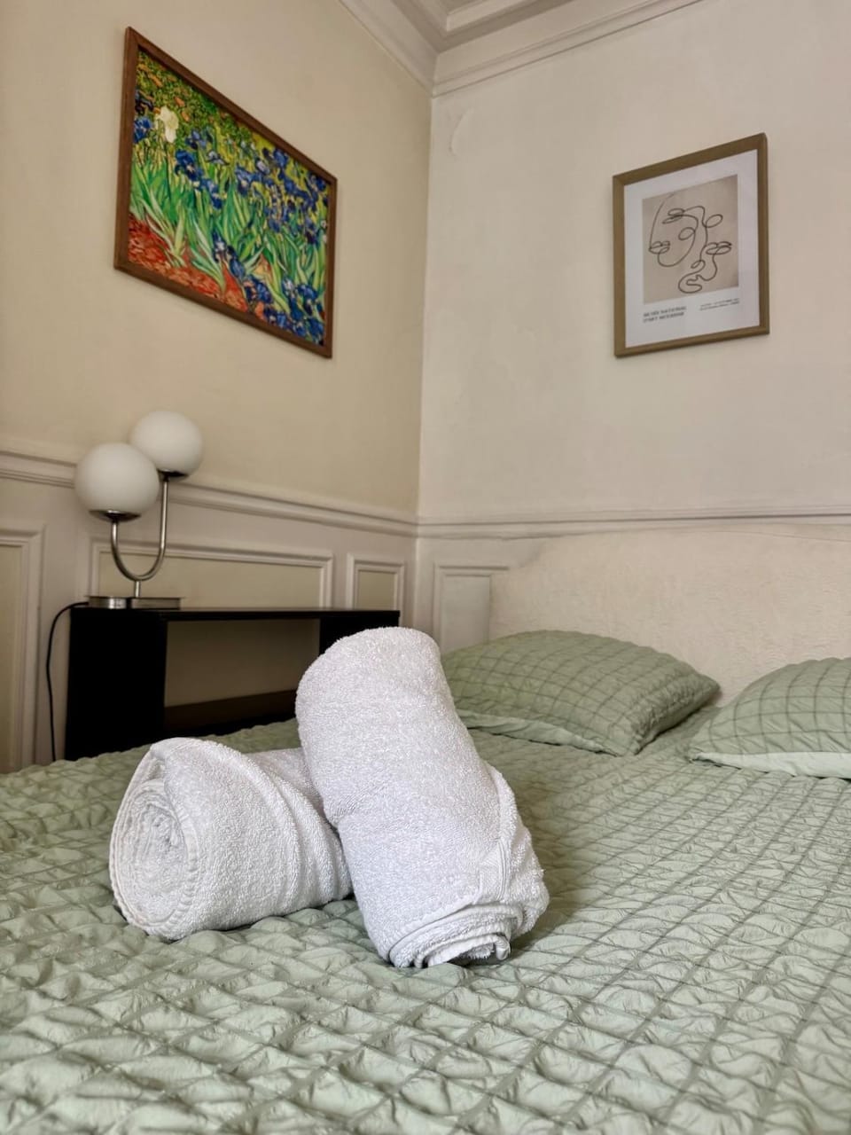 Bed, Bedroom, towels