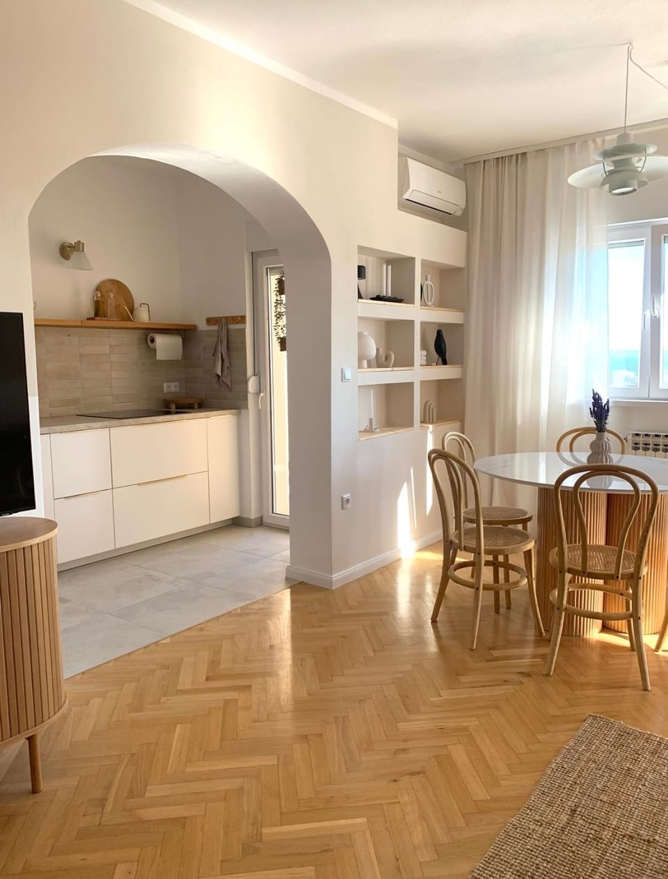 Kitchen or kitchenette, Dining area, air conditioner