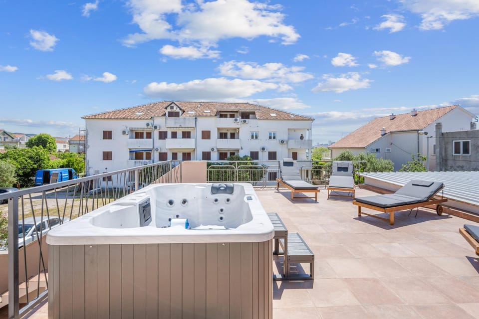 Hot Tub, Balcony/Terrace, sunbed