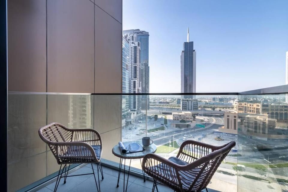 Modern Studio Downtown DT1, Walk to Dubai Mall, Burj View & Metro Apartment in Dubai
