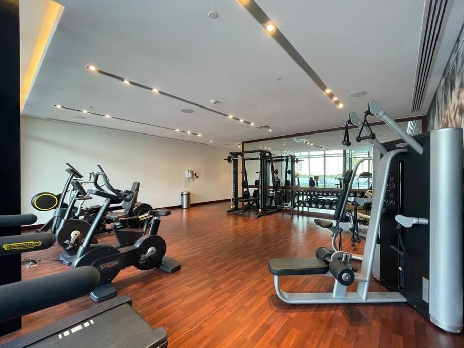 Modern Studio Downtown DT1, Walk to Dubai Mall, Burj View & Metro Apartment in Dubai