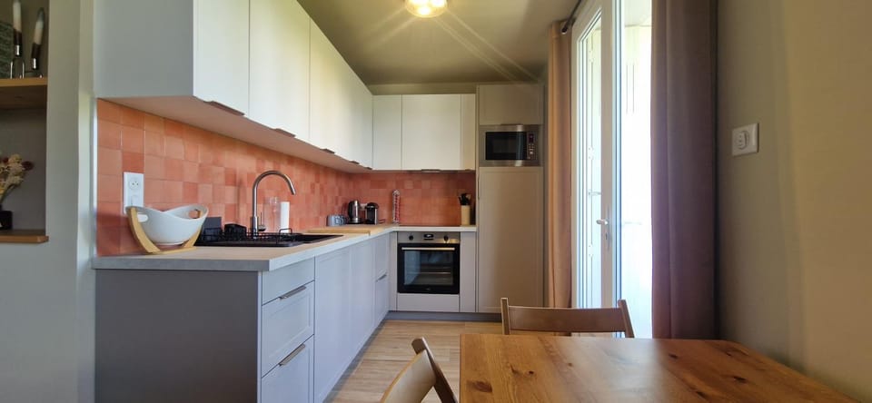 Coffee/tea facilities, Kitchen or kitchenette, dishwasher, microwave, oven, stove, toaster