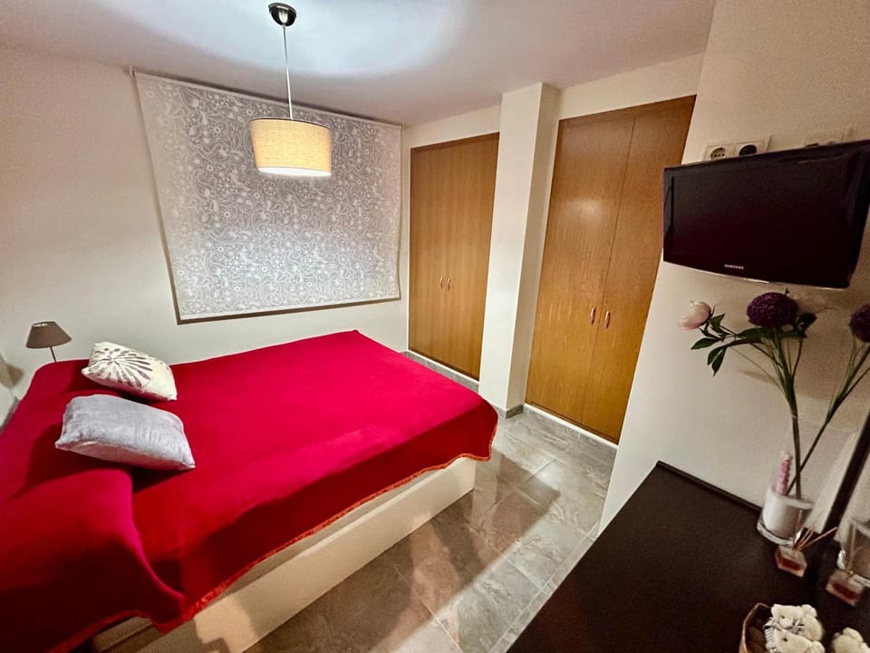 Bed, TV and multimedia, Photo of the whole room, Bedroom, wardrobe