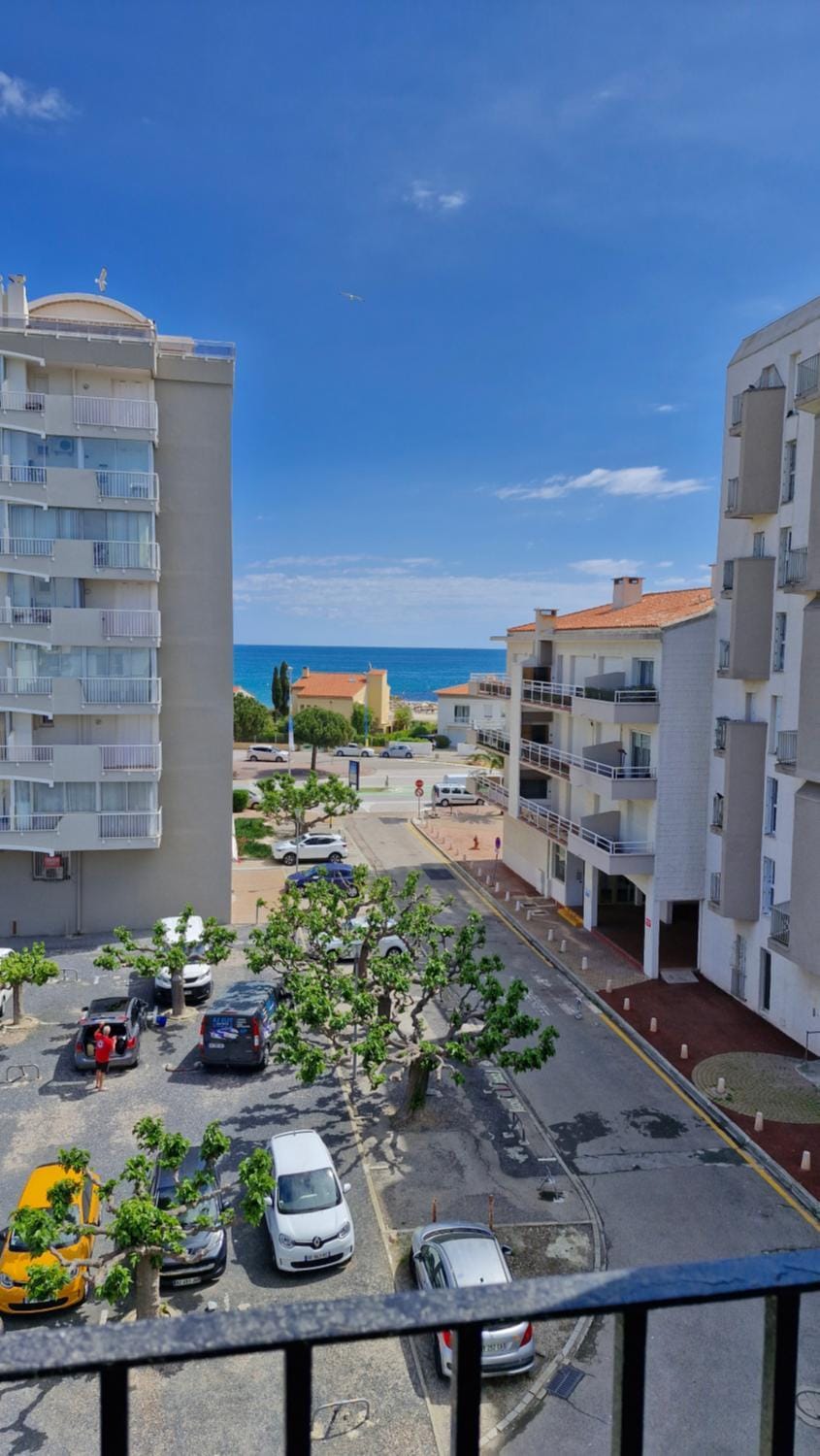 Property building, View (from property/room), Sea view, Street view, Location, Parking