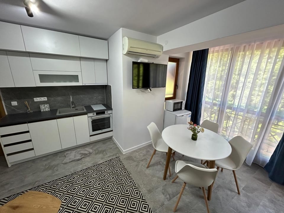 TV and multimedia, Kitchen or kitchenette, Dining area, microwave, oven, stove, air conditioner