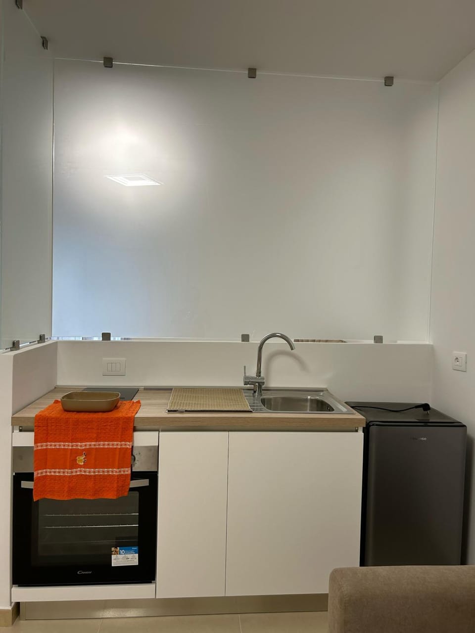 Kitchen or kitchenette, minibar, oven, stove