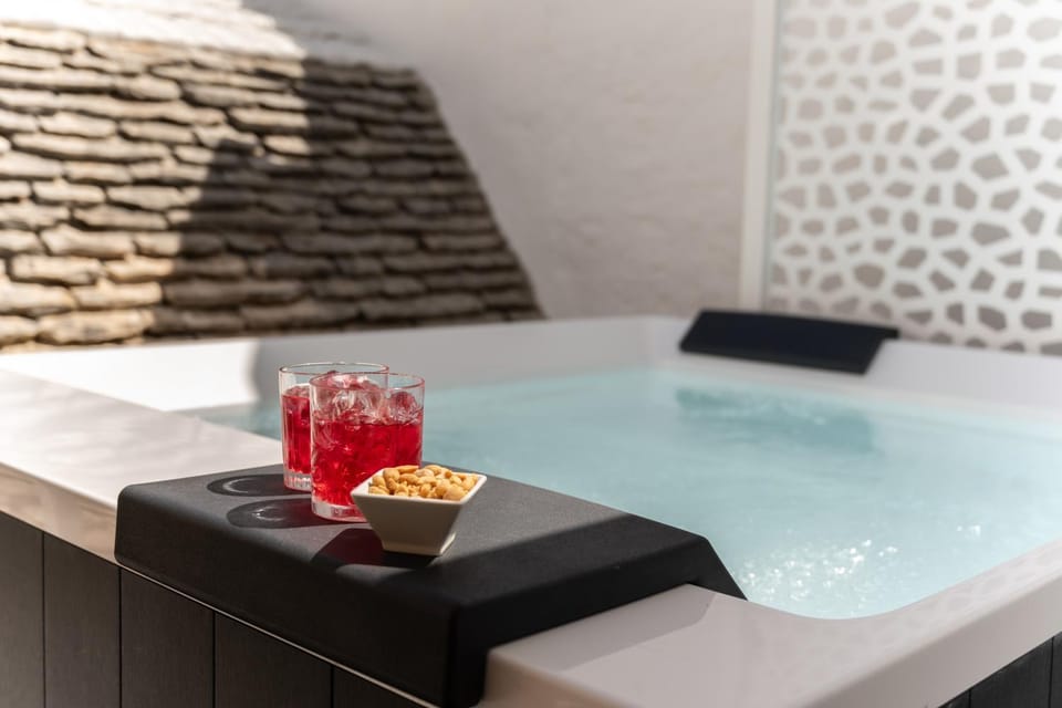 Natural landscape, Hot Tub, Hot Tub, Balcony/Terrace, Food and drinks, Food, Pool view, Swimming pool, Drinks, Open Air Bath, Open Air Bath, Public Bath