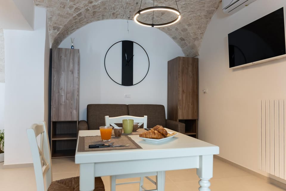 TV and multimedia, Living room, Food and drinks, Seating area, Dining area, Food, Breakfast, Drinks