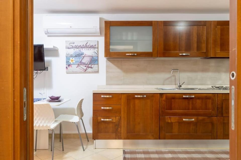 Kitchen or kitchenette, Dining area, stove