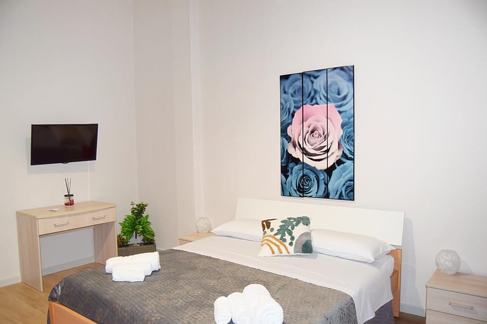 Bed, TV and multimedia, Decorative detail