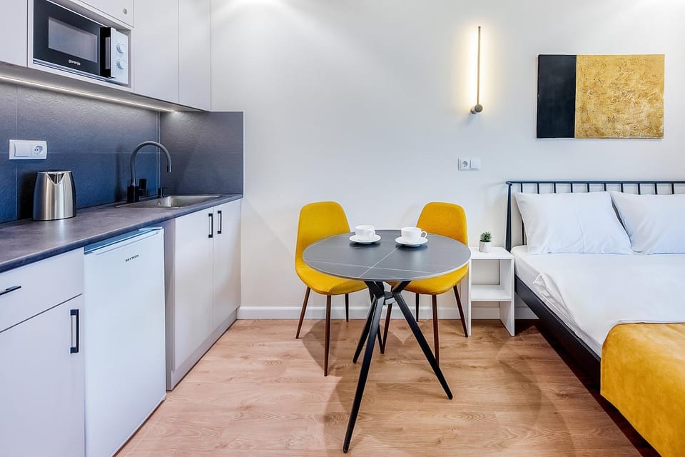 Kitchen or kitchenette, Dining area