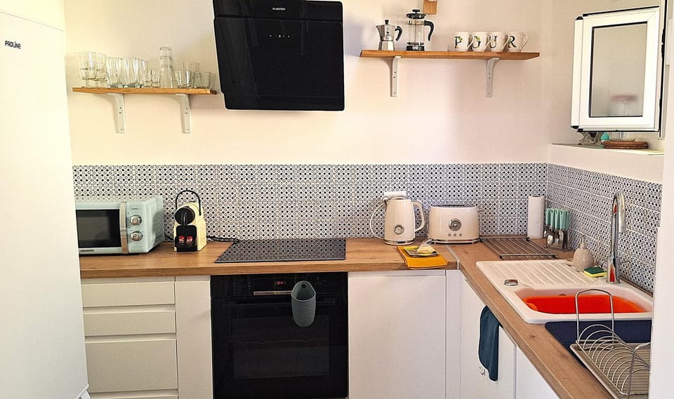 Coffee/tea facilities, Kitchen or kitchenette, microwave, oven, toaster, washing machine