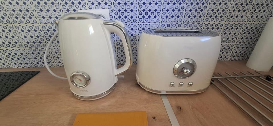 Coffee/tea facilities, toaster