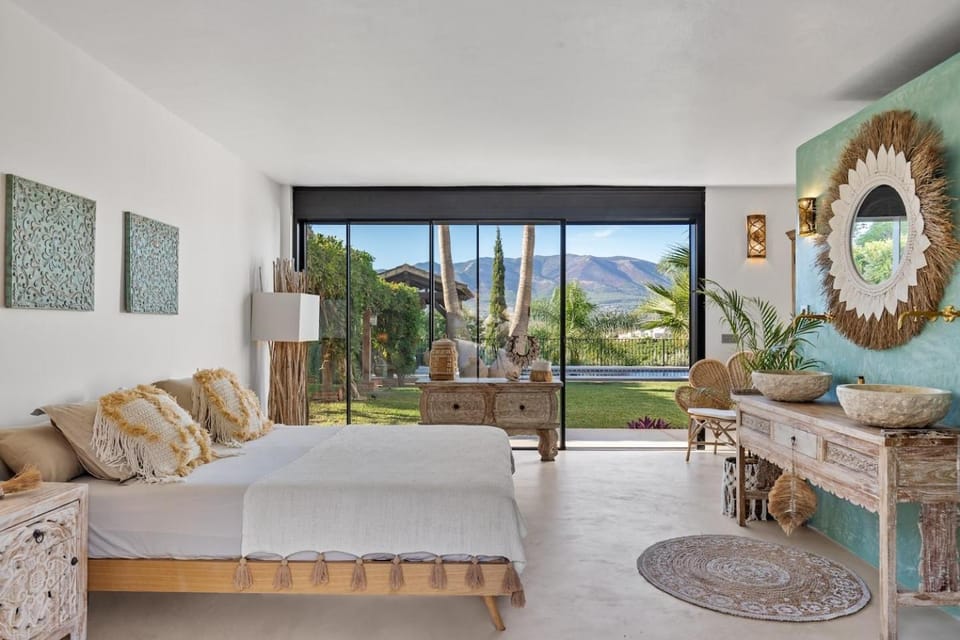 Bed, Photo of the whole room, Bedroom, Mountain view