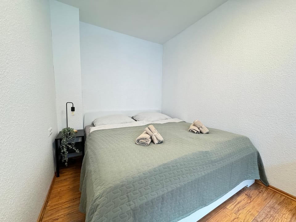 Bed, Photo of the whole room, Bedroom, towels