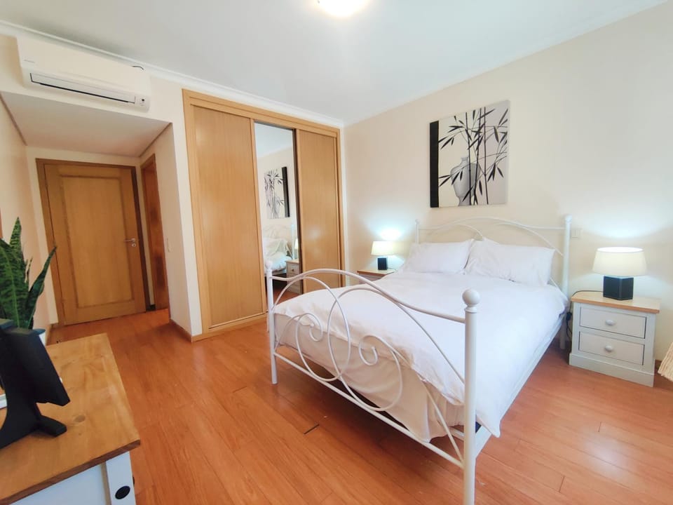 Bed, Bedroom, wardrobe, air conditioner