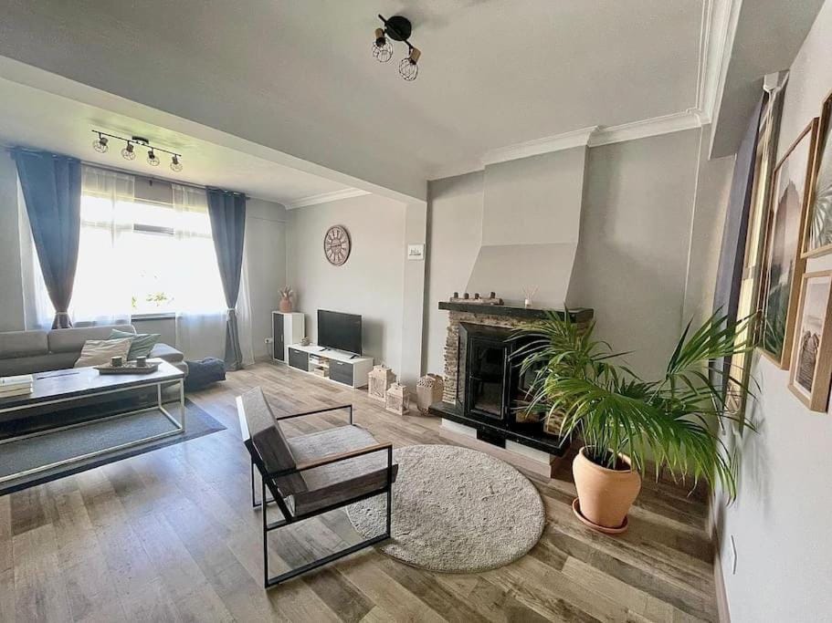 Communal lounge/ TV room, TV and multimedia, Living room, Seating area, River view
