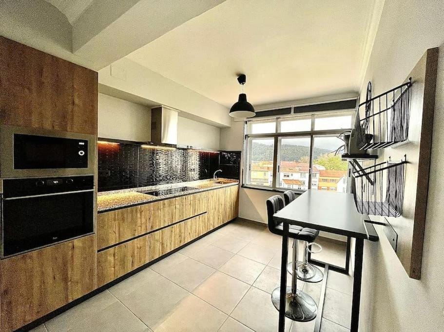 Kitchen or kitchenette, Kitchen or kitchenette, Dining area, River view, oven, stove