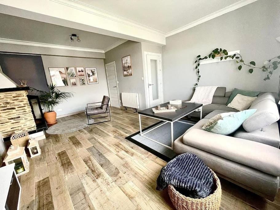 Communal lounge/ TV room, TV and multimedia, Living room, Seating area, River view