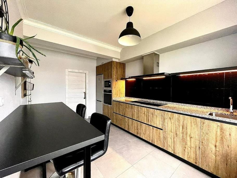 Kitchen or kitchenette, Kitchen or kitchenette, Dining area, River view, stove