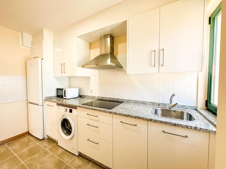 Kitchen or kitchenette, pet friendly, stove, washing machine