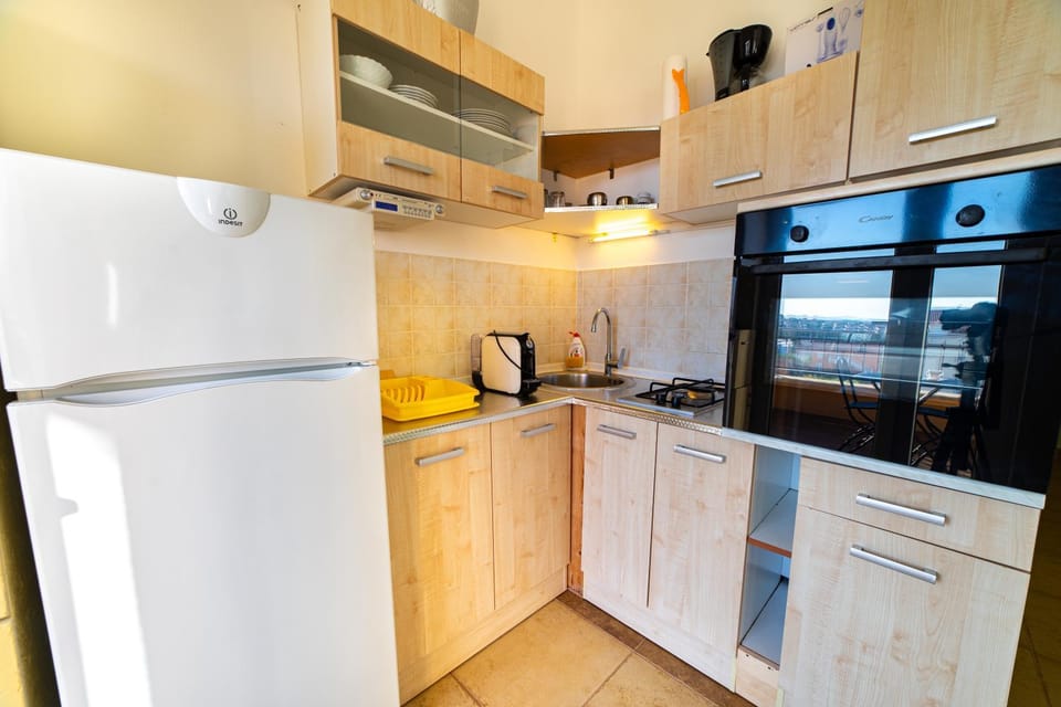 Kitchen or kitchenette, oven